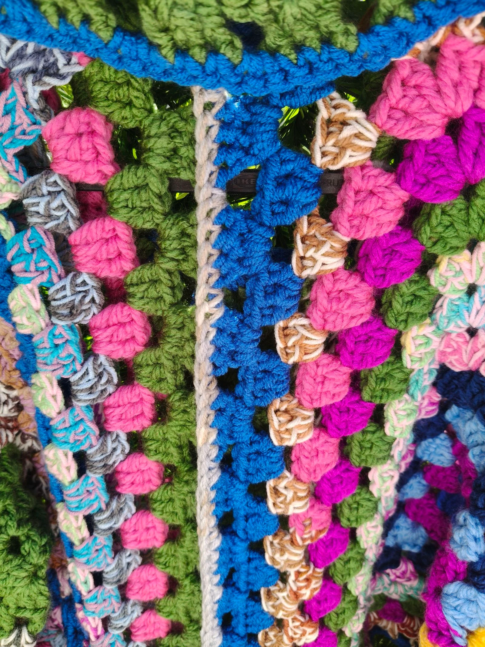 Gehaakte Handgemaakte Patchwork Jas - Unieke Editie (Fuchsia, Blauw & Olijf) – photo 5
